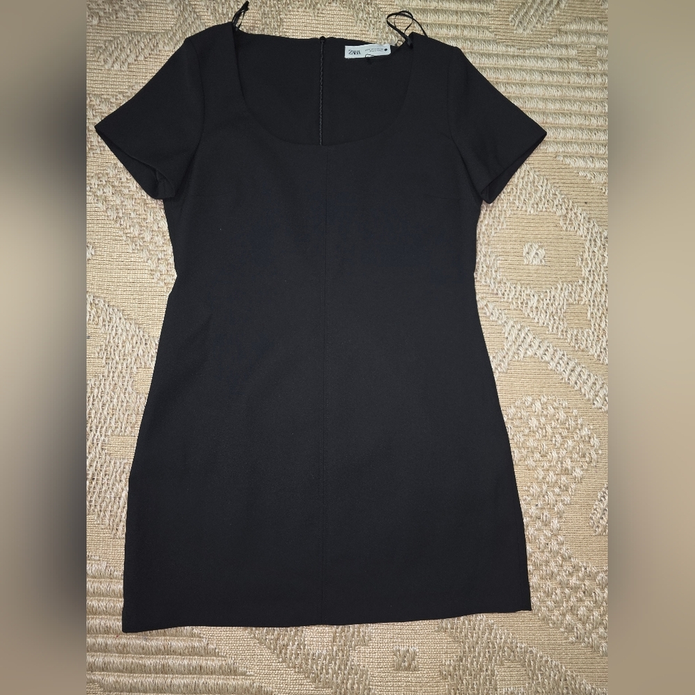 Classic Short Sleeve Black Dress - Picture 3 of 15